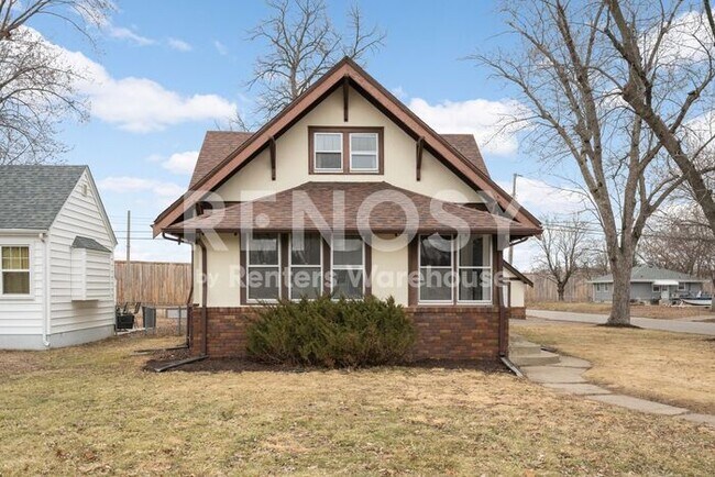 Building Photo - Available July 1st 5 Bedroom 2 Bath Single Family Home in Robbinsdale
