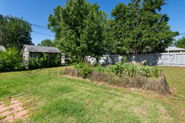 Building Photo - 749 N Westridge Dr