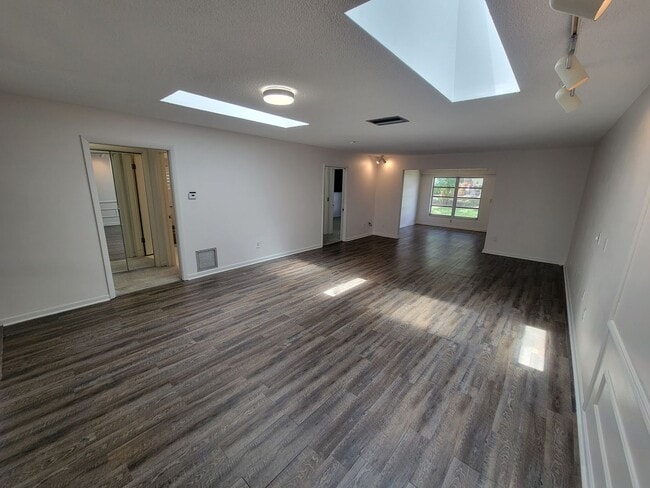 Building Photo - 2/2 Villa in Clearwater - 55+ Community