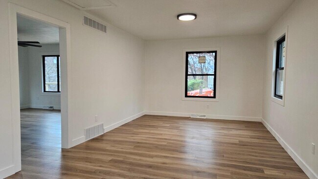 Building Photo - 2002 Woodlea Dr