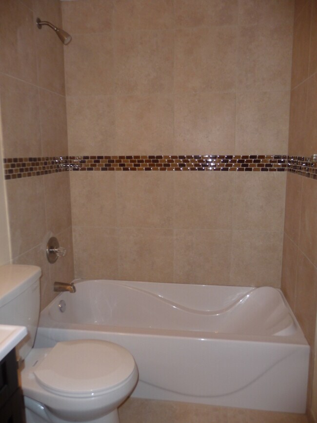 Building Photo - 456 E Spruce Dr