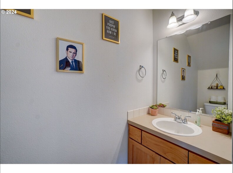 Half bathroom - 11821 SE Pine St