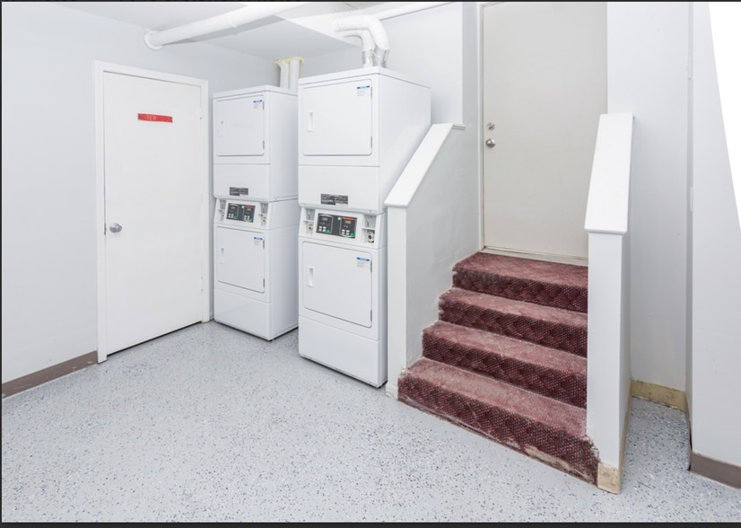 Building Photo - 406 W 77th St