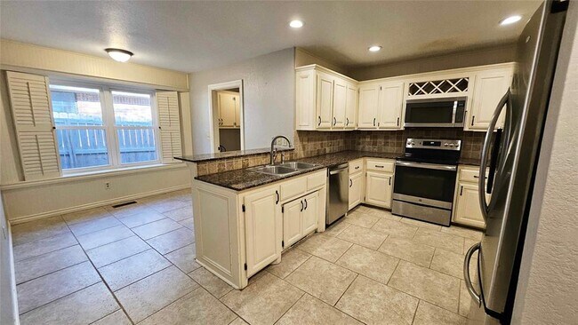 Building Photo - 1212 Knights Bridge Rd