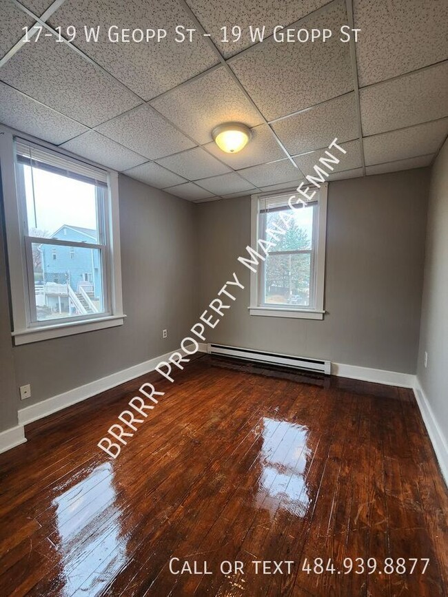 Building Photo - Bright, clean, affordable, off street park...