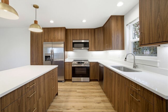 Building Photo - Newly Renovated 2 Bedroom Home