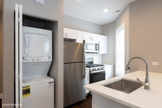 Building Photo - 2 bedroom in CHICAGO IL 60625