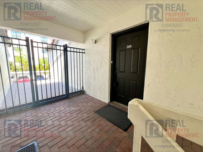 Building Photo - 631 N Orange Ave