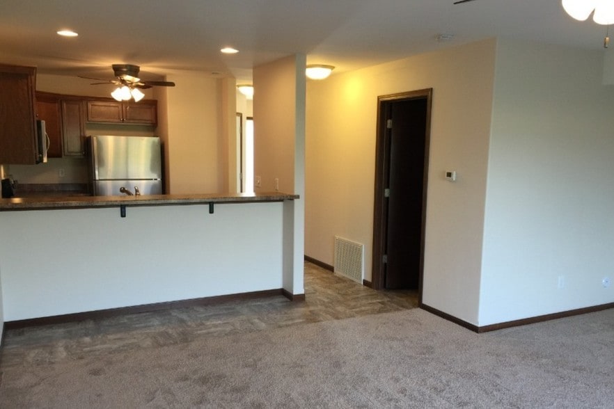 Living room, bar, kitchen - 1910 Wrigley St