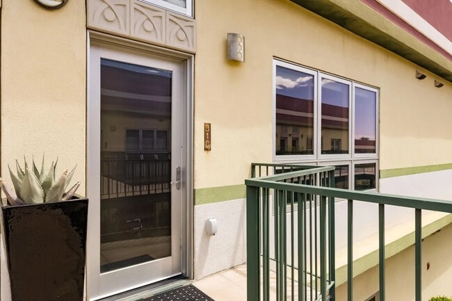 Building Photo - Modern Art Deco Two Bedroom Condo in Nob Hill