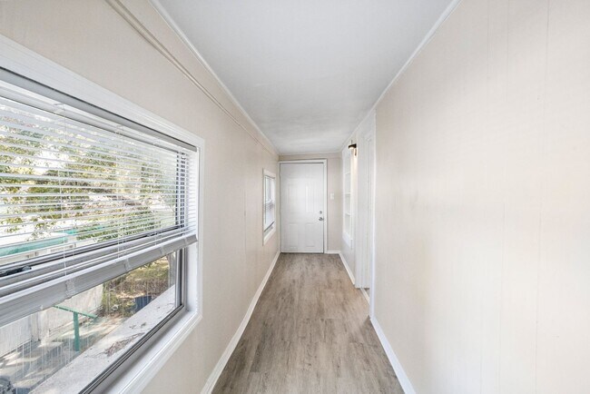 Building Photo - 935 Union St S