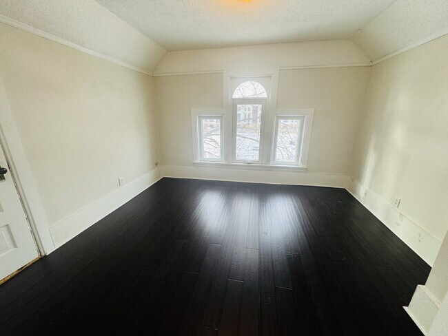 Building Photo - "Spacious 6-Bedroom Gem with Gleaming New Hardwood Floors in Minneapolis!"