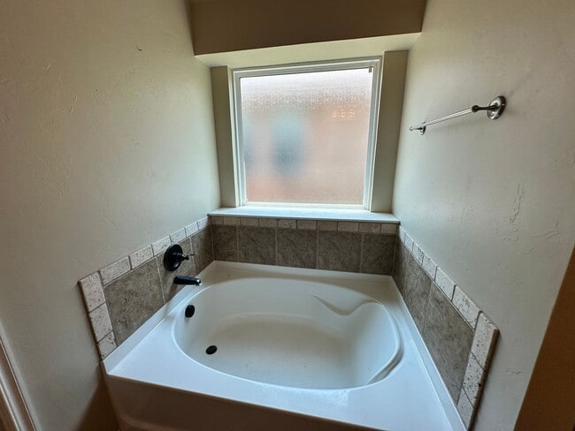 Building Photo - 4 bed 2 bath in Edmond