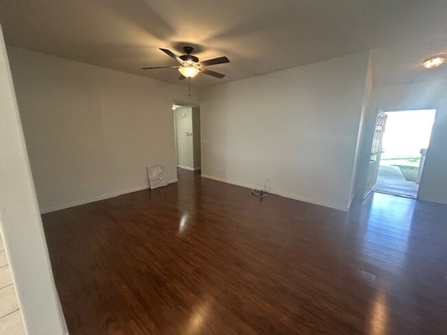 Building Photo - *** MOVE IN SPECIAL - $300.00 OFF FIRST MONTHS RENT***