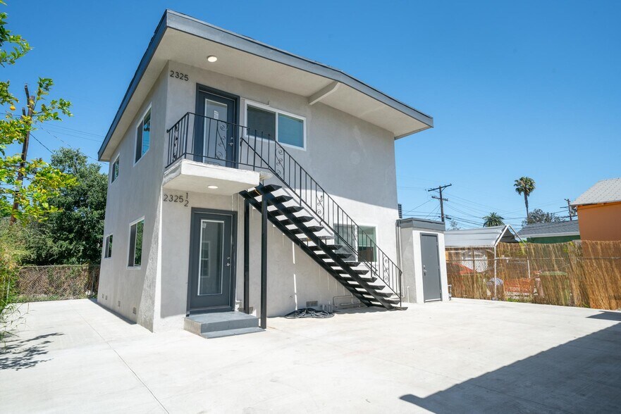 Building Photo - 2325 S Sycamore Ave