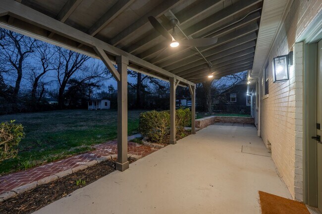 Building Photo - 504 Bismark Dr