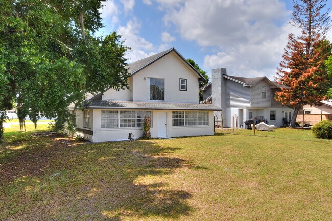 Building Photo - 802 Arietta Cir N