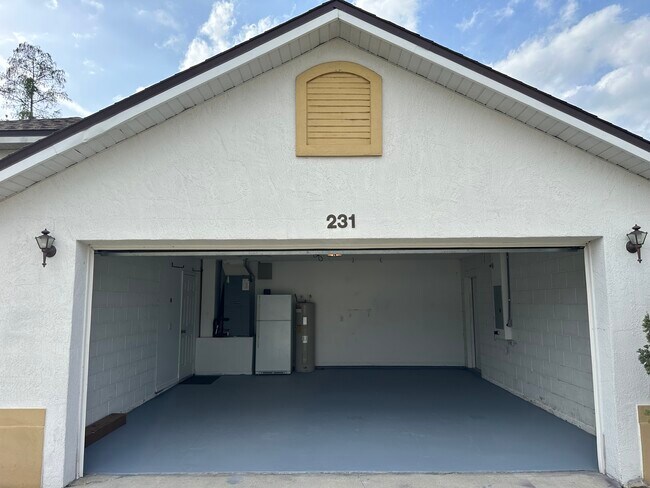 Building Photo - 231 Shady Oak Loop