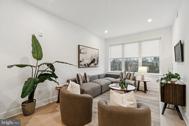 Building Photo - 30 W Allens Ln