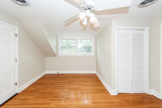 Building Photo - 6 Bedroom, 2.5 Bath House in Drayton on th...
