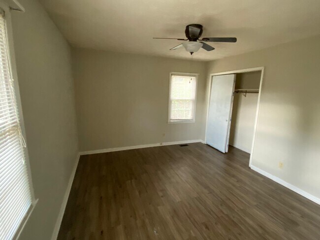 Building Photo - 220-224 4 Ply Ln