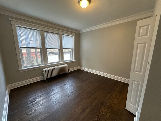 Building Photo - 6343 N Claremont Ave