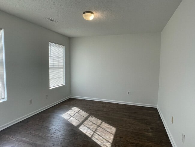 Building Photo - Renovated, Affordable Townhouse in College Park