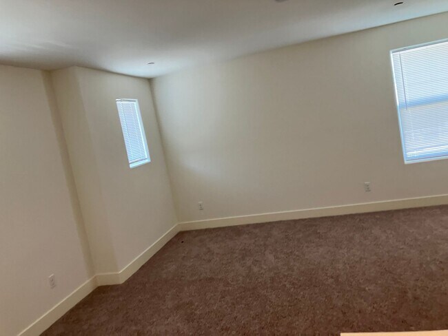 Building Photo - 5 bedroom 3 1/2 bath house in gated commun...