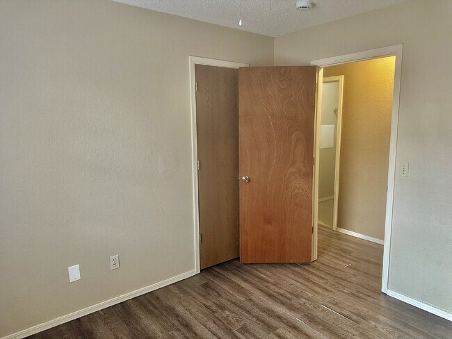 Building Photo - 1909 Cypress Pl