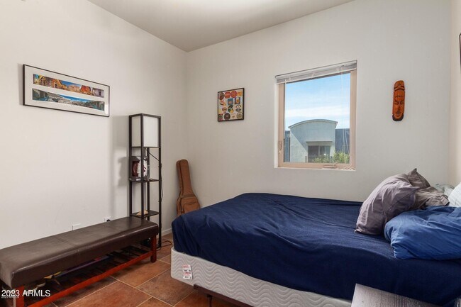 Building Photo - 525 W Lakeside Dr