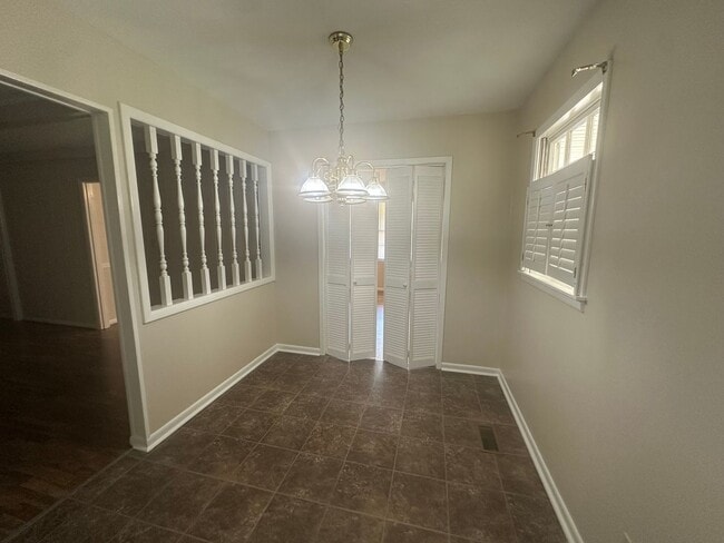 Building Photo - 927 Pinecliff Dr