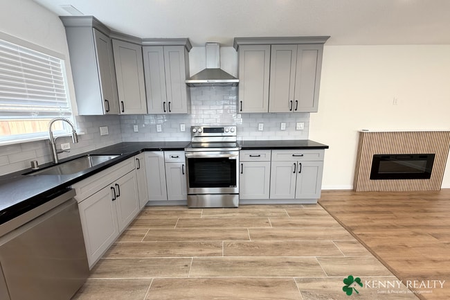 Building Photo - Remodeled 3 BD/2 BA Home with Private Entrance and Backyard