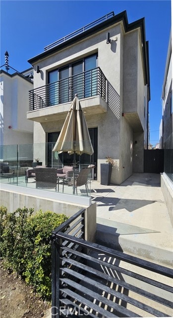 Building Photo - 237 1st St