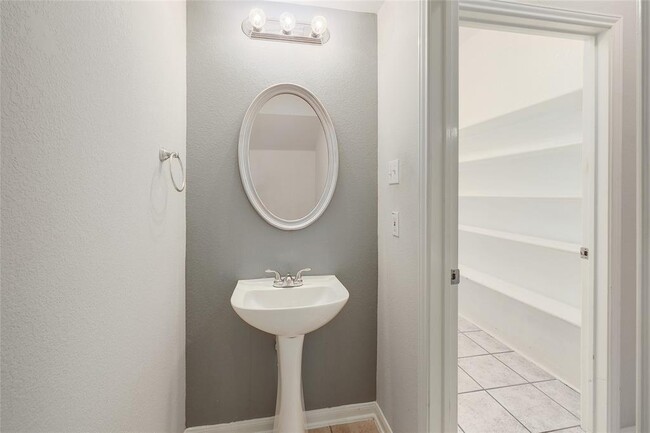 Building Photo - 6036 Mesa Verde Cir