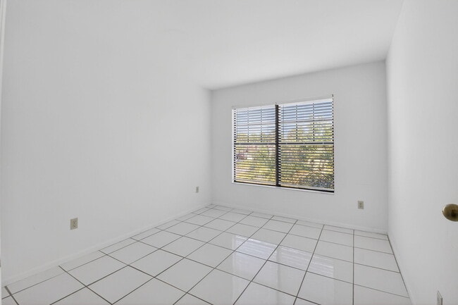 Building Photo - 10253 Riverbend Terrace