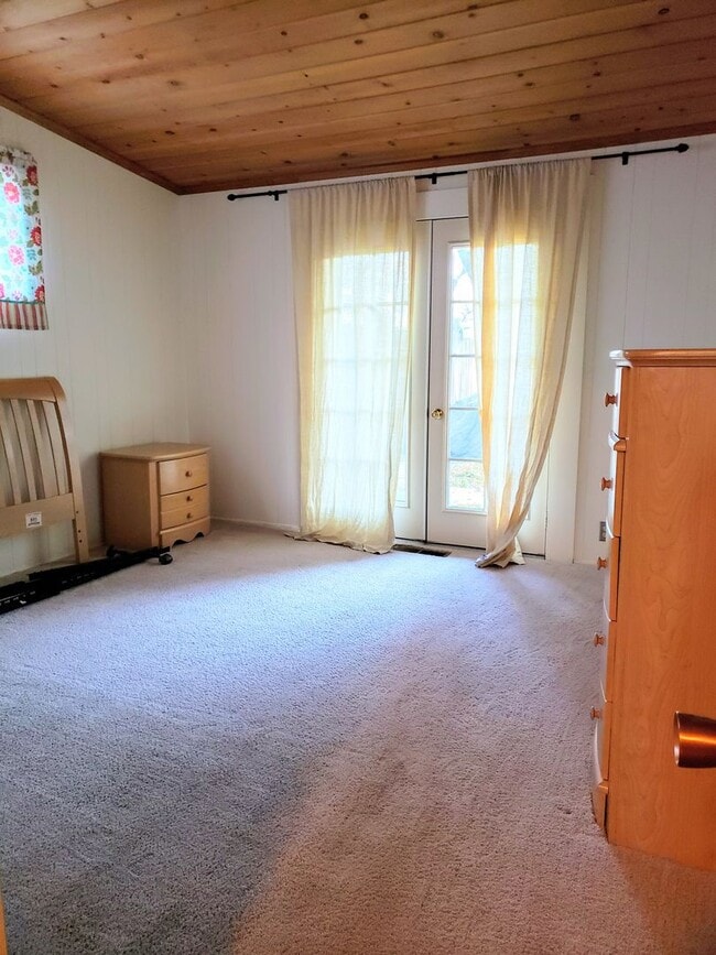 Building Photo - Mostly Furnished Bishop home with large li...