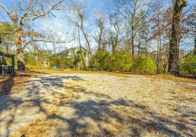 Building Photo - 311 Hedgewood Dr