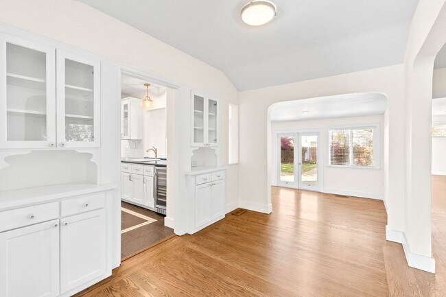Building Photo - Charming & Spacious Single Family Home