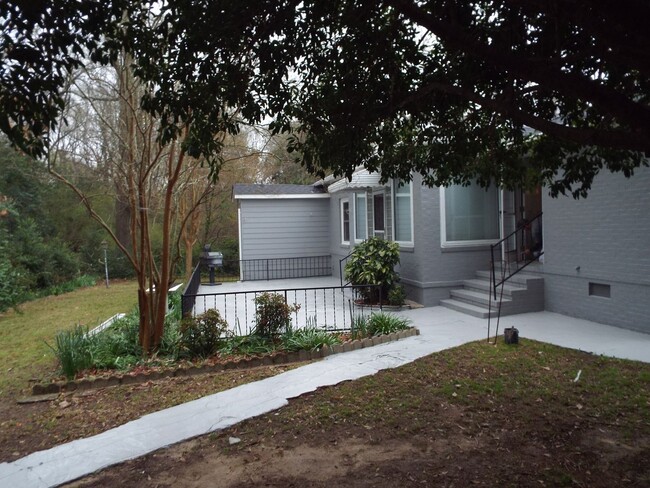 Building Photo - Convenient in Midtown!
