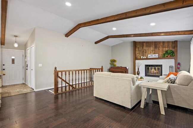Building Photo - "Spacious 5-Bedroom Haven with 3 Full Bath...