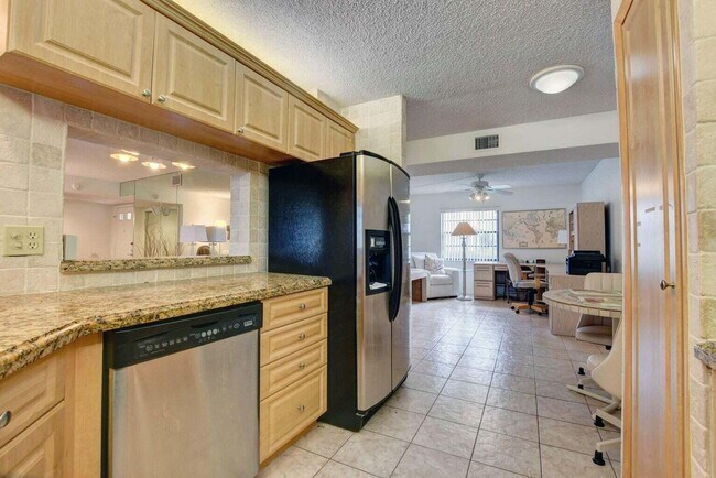 Building Photo - 5851 Parkwalk Dr