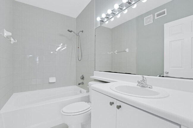 Building Photo - Modern Living in Miramar – 2 Bed/2 Bath Co...