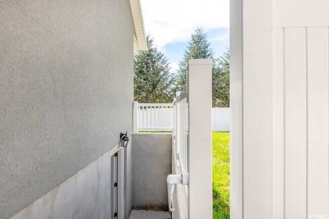 Building Photo - 577 E 200 S