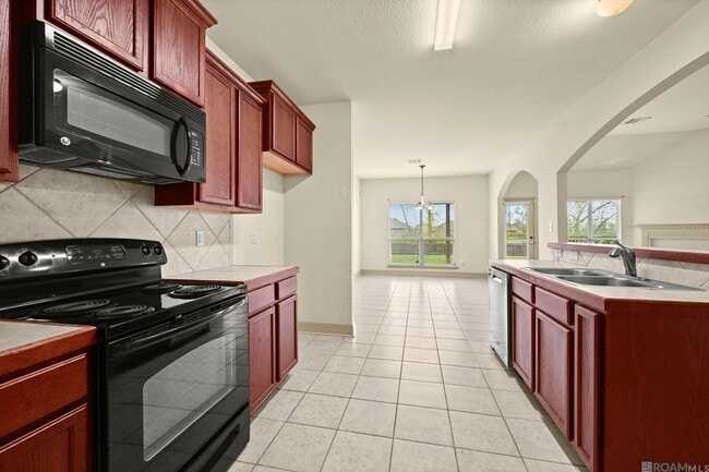 Building Photo - 5176 Wildwood Dr