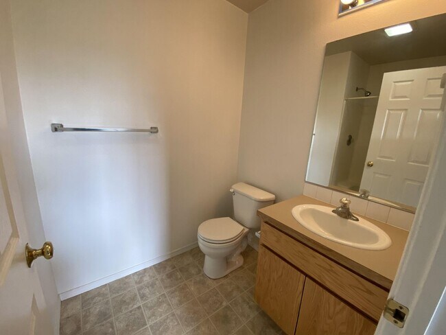 Building Photo - 857 N Garfield St