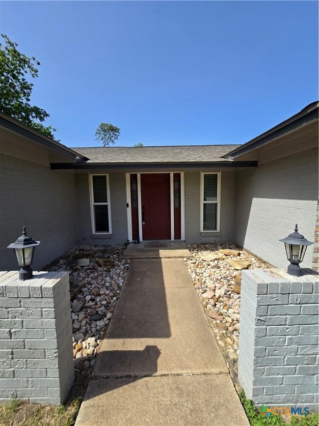 Building Photo - 205 E Cherokee Dr