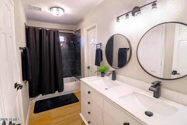 Building Photo - 113 S Ocean Dr