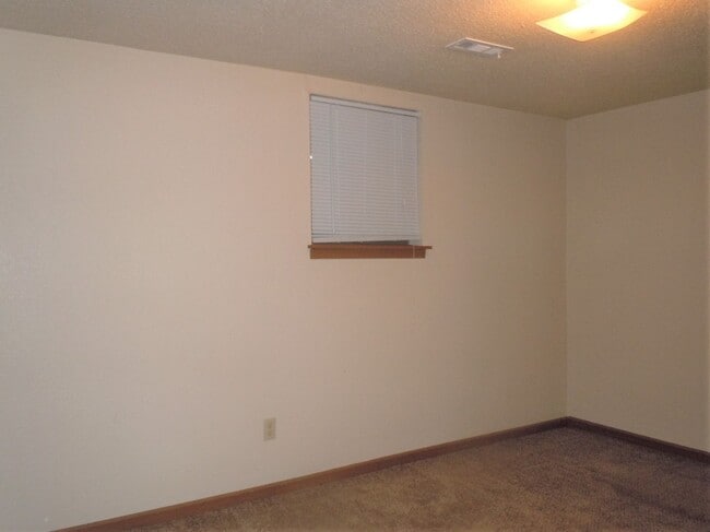 Building Photo - One Bedroom Condo with Fireplace and Stack...