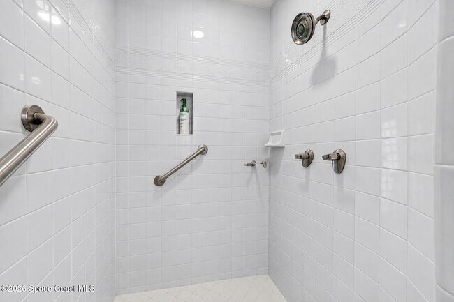 Building Photo - 975 Wildwood Dr