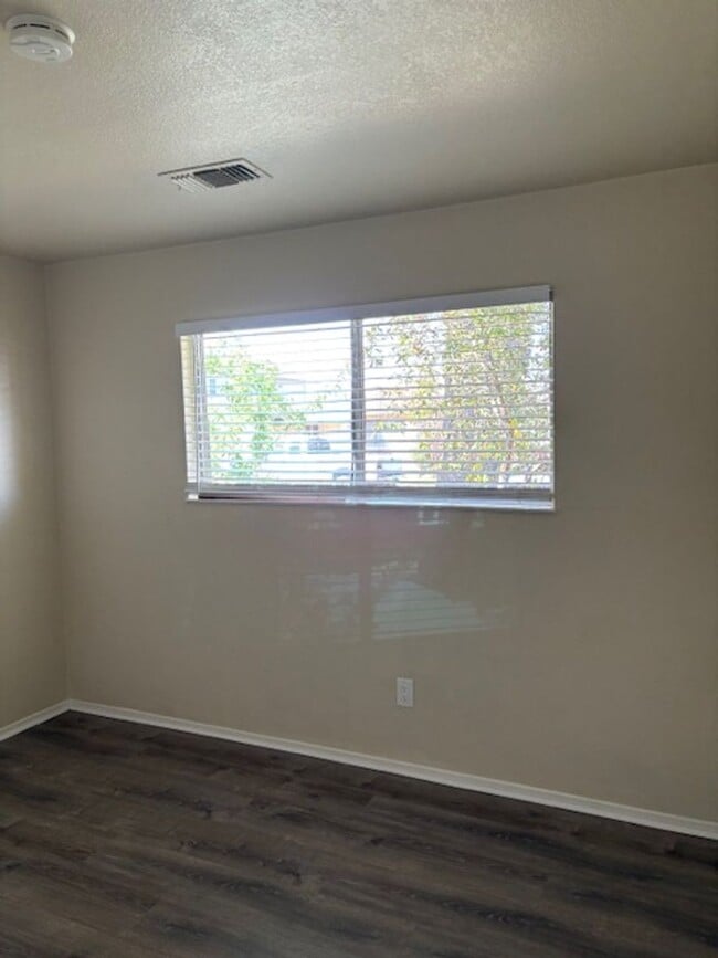 Building Photo - Single story, 3 bed 1.5 bath home.